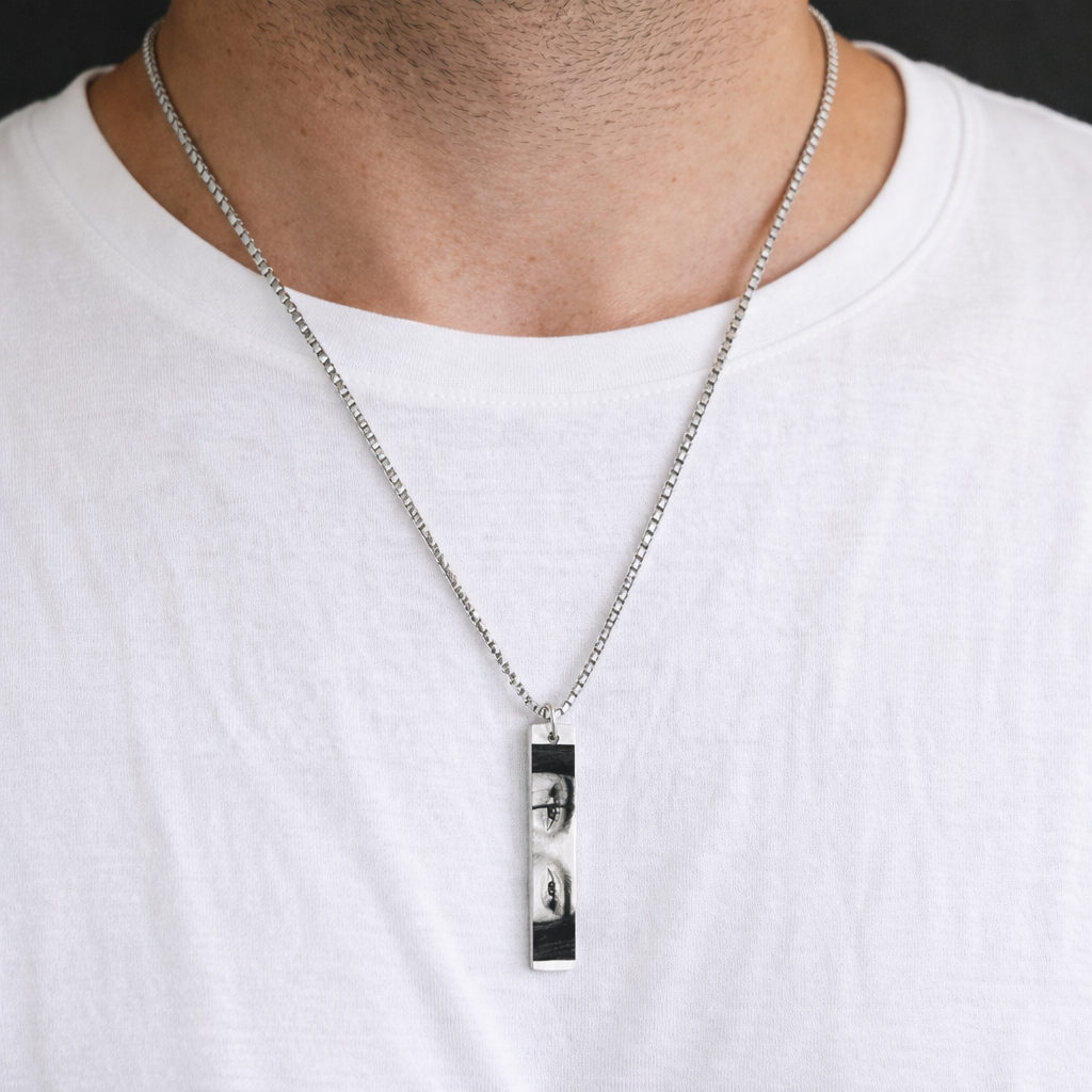 Collana con occhi incisi