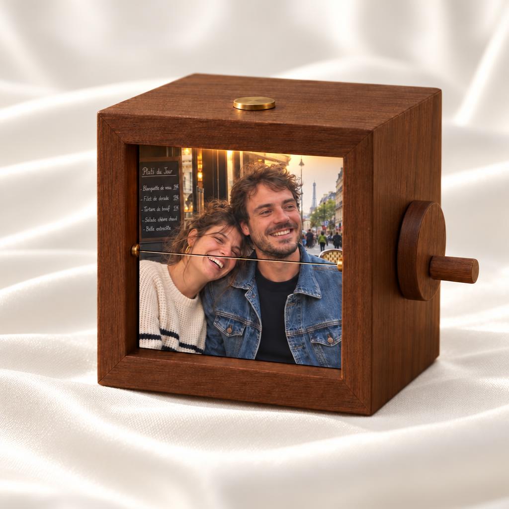 Boîte à photos personnalisée rotative en bois marron | Paris Lovers